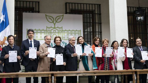 Presidente Piñera, ministros y poderes del Estado firman compromiso para impulso de políticas sustentables