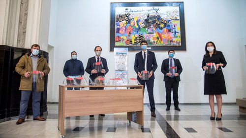 Ganadores del “Reto de Innovación Covid-19” donan escudos faciales a funcionarios de SENAME