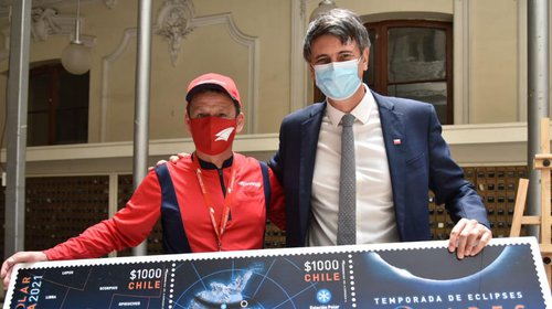 MinCiencia y CorreosChile celebran el eclipse antártico con el lanzamiento de sello postal conmemorativo