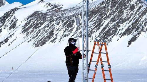 Autoridades nacionales inauguran primer sensor de la Red Latitudinal de Estaciones Multiparamétricas de Antártica