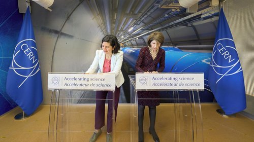 Ministra Aisén Etcheverry firma en Ginebra el acuerdo de admisión de Chile como Estado Miembro Asociado a CERN
